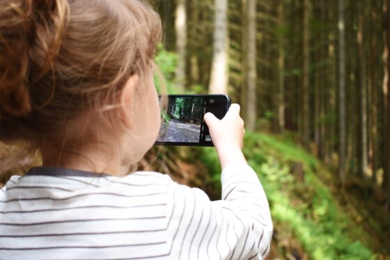 fotografie nel vede bimba che fotografa un bosco